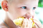 Obesità infantile: mangiare con le mani aiuta a prevenirla